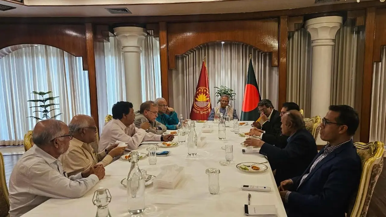 রাজনৈতিক দলগুলোর সঙ্গে প্রধান উপদেষ্টার জরুরি বৈঠক সন্ধ্যায়