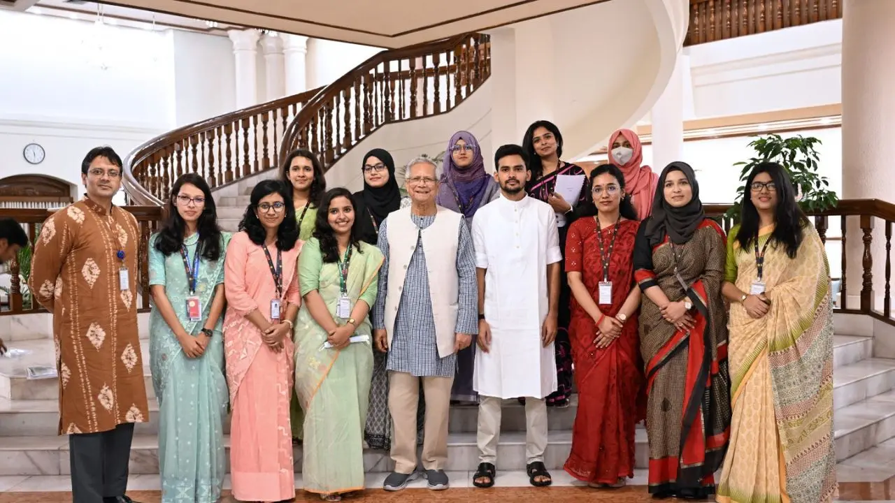 বিজয়ী শিক্ষার্থীদের সঙ্গে প্রধান উপদেষ্টার শুভেচ্ছা বিনিময়