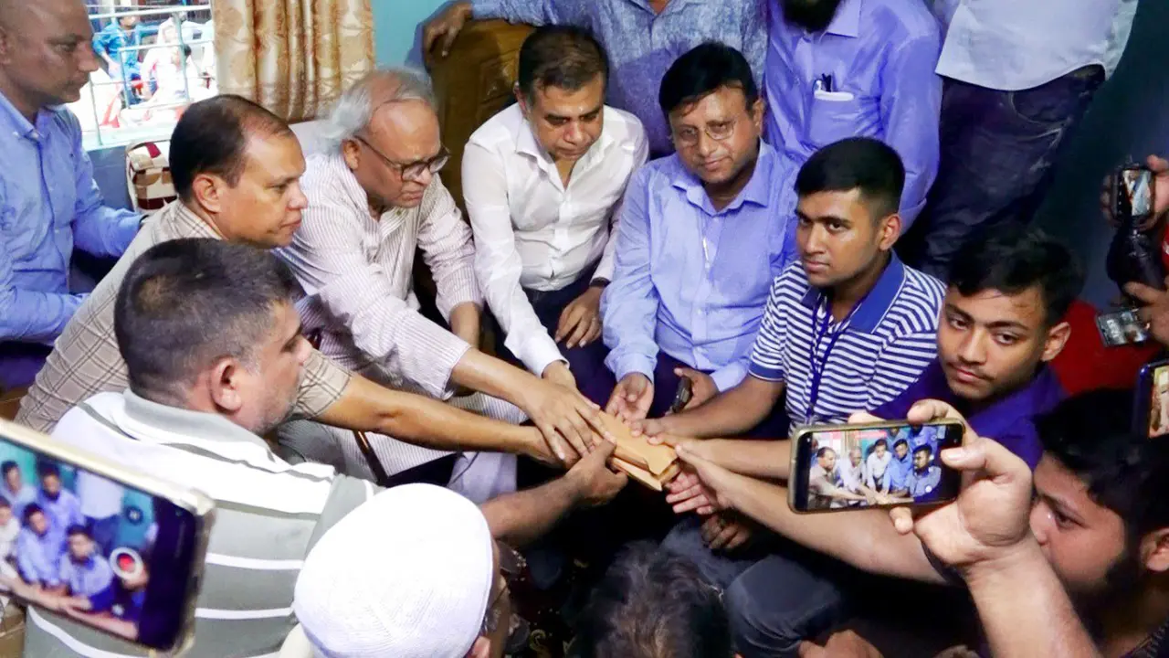 নাবিলের উদ্ভাবনে মুগ্ধ তারেক রহমান, দিলেন শুভেচ্ছা উপহার
