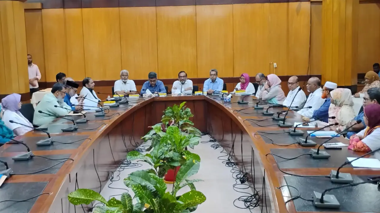 এআইভিত্তিক স্মার্ট হাসপাতাল গড়তে বিভাগীয় চেয়ারম্যানদের সঙ্গে ভিসির বৈঠক