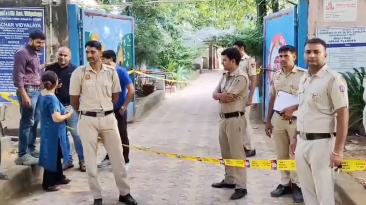 নয়াদিল্লির ৩ শতাধিক স্কুলে বোমা হামলার হুমকি