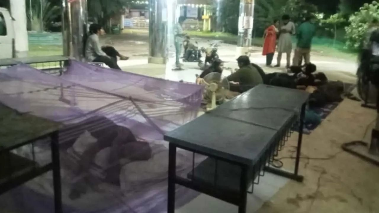 আন্দোলনরত শিক্ষার্থীদের সঙ্গে মেঝেতে রাত কাটালেন ববি ভিসি