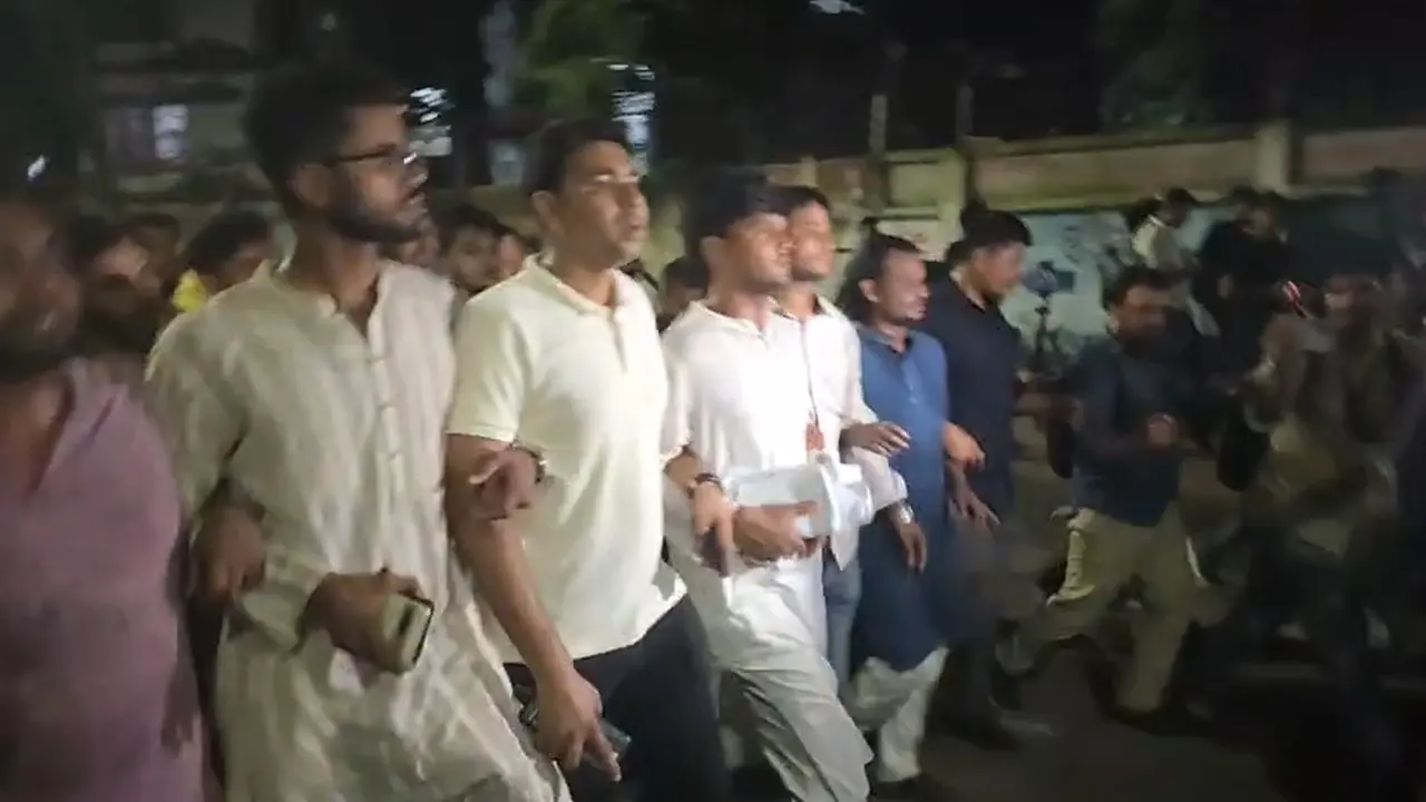 ভোট কারচুপির অভিযোগ এনে ছাত্রদলের বিক্ষোভ মিছিল