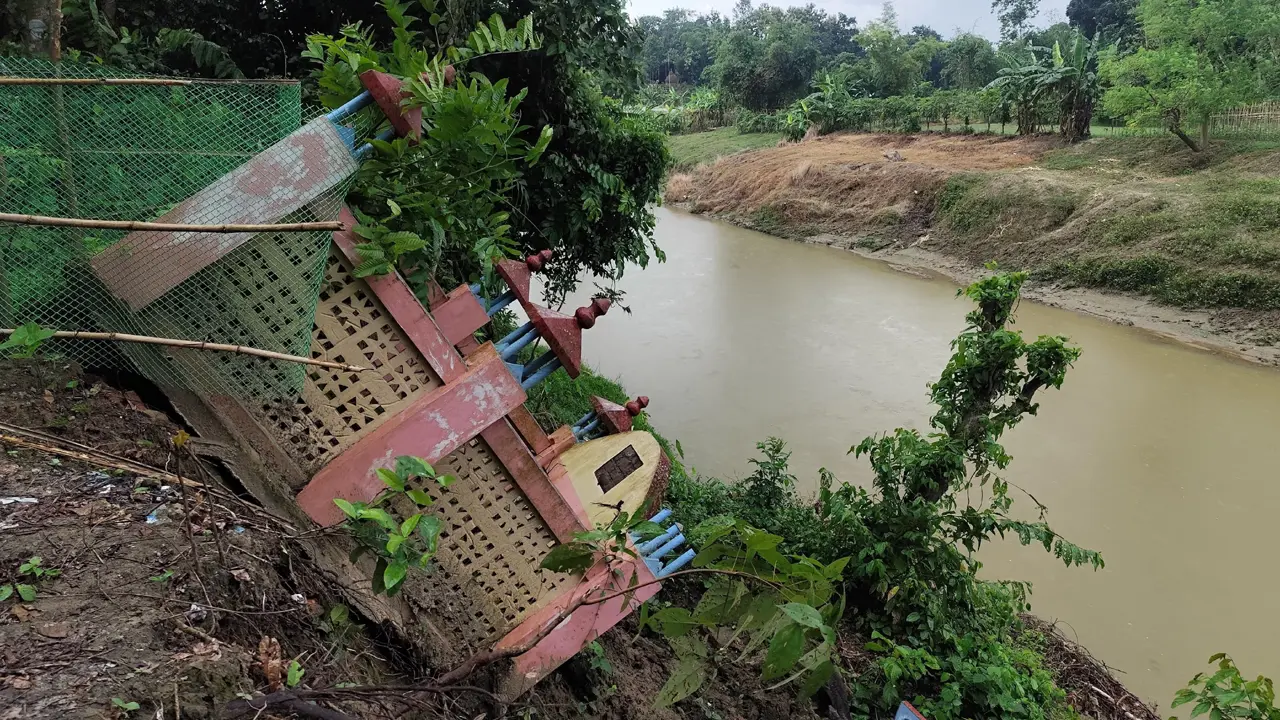 ড্রেজার মেশিন দিয়ে বালু উত্তোলন, নদীগর্ভে শতবর্ষী কবরস্থান