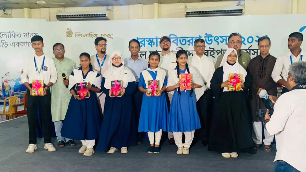 চট্টগ্রামে বই পড়ে পুরস্কার পেলো ৬ হাজার শিক্ষার্থী