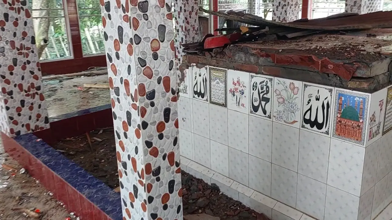কুমিল্লায় মাইকে ঘোষণা দিয়ে ৪ মাজারে হামলা-অগ্নিসংযোগ