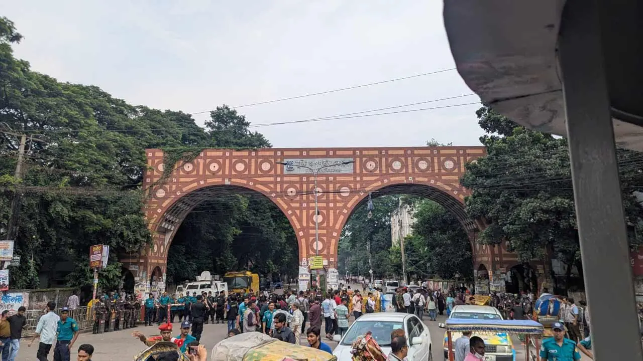 ঢাবির প্রবেশপথ ও আশপাশে রাজনৈতিক কর্মীদের ভিড় বাড়ছে