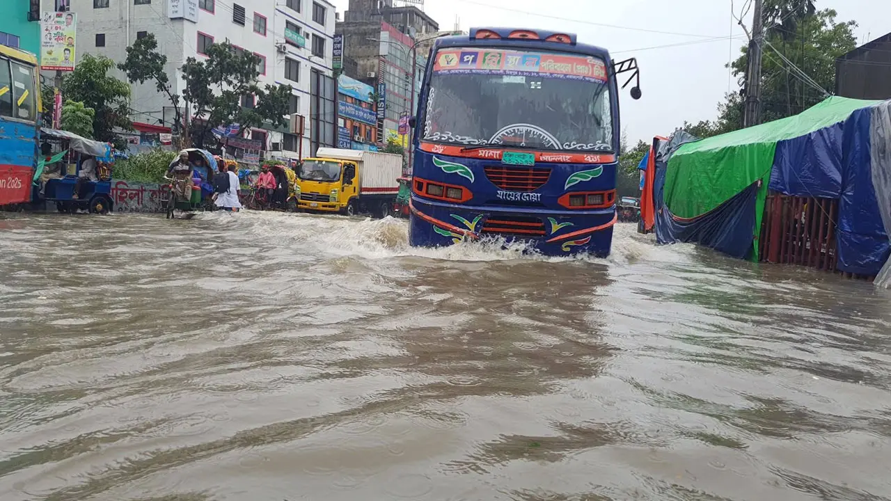 টানা বৃষ্টিতে ডুবেছে ঢাকার সড়ক, বিমানবন্দর এলাকায় হাঁটু পানি