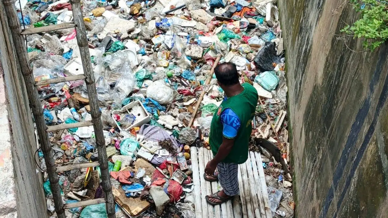 পানি প্রবাহ ফেরাতে কালশী স্লুইস গেট পরিষ্কার করলো ডিএনসিসি