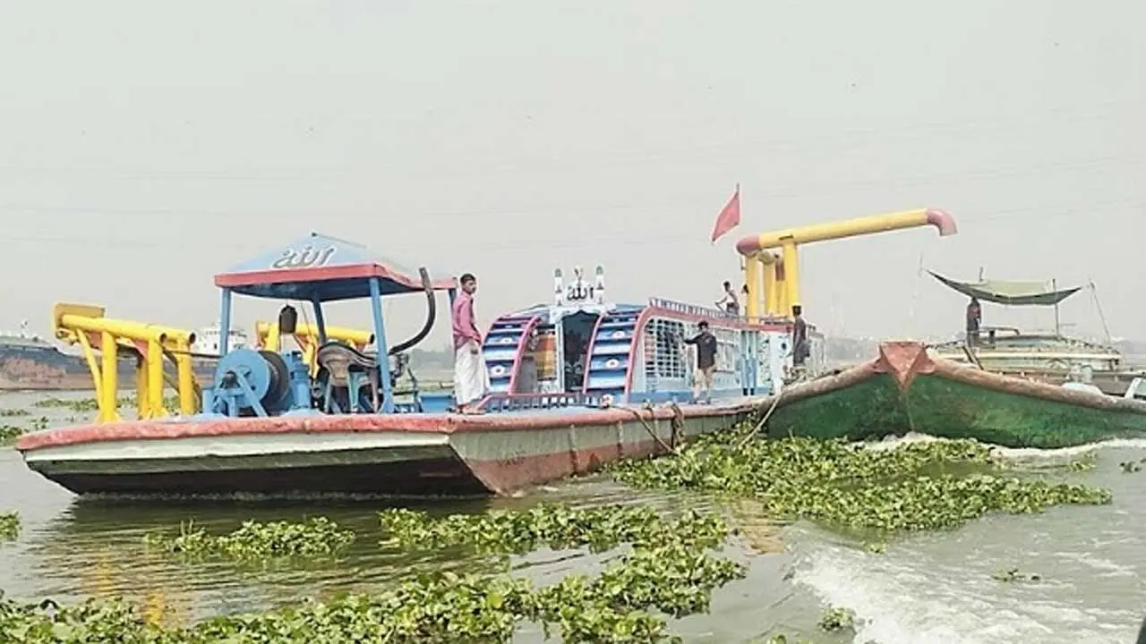 মেঘনা থেকে অবৈধভাবে বালু উত্তোলন বন্ধে মুন্সীগঞ্জের ডিসিকে লিগ্যাল নোটিশ