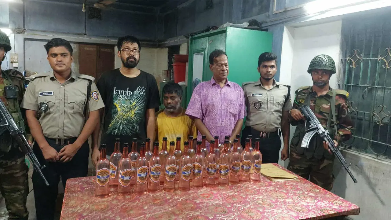 লক্ষ্মীপুরে ওষুধের দোকানে মদ বিক্রি, আটক ৩