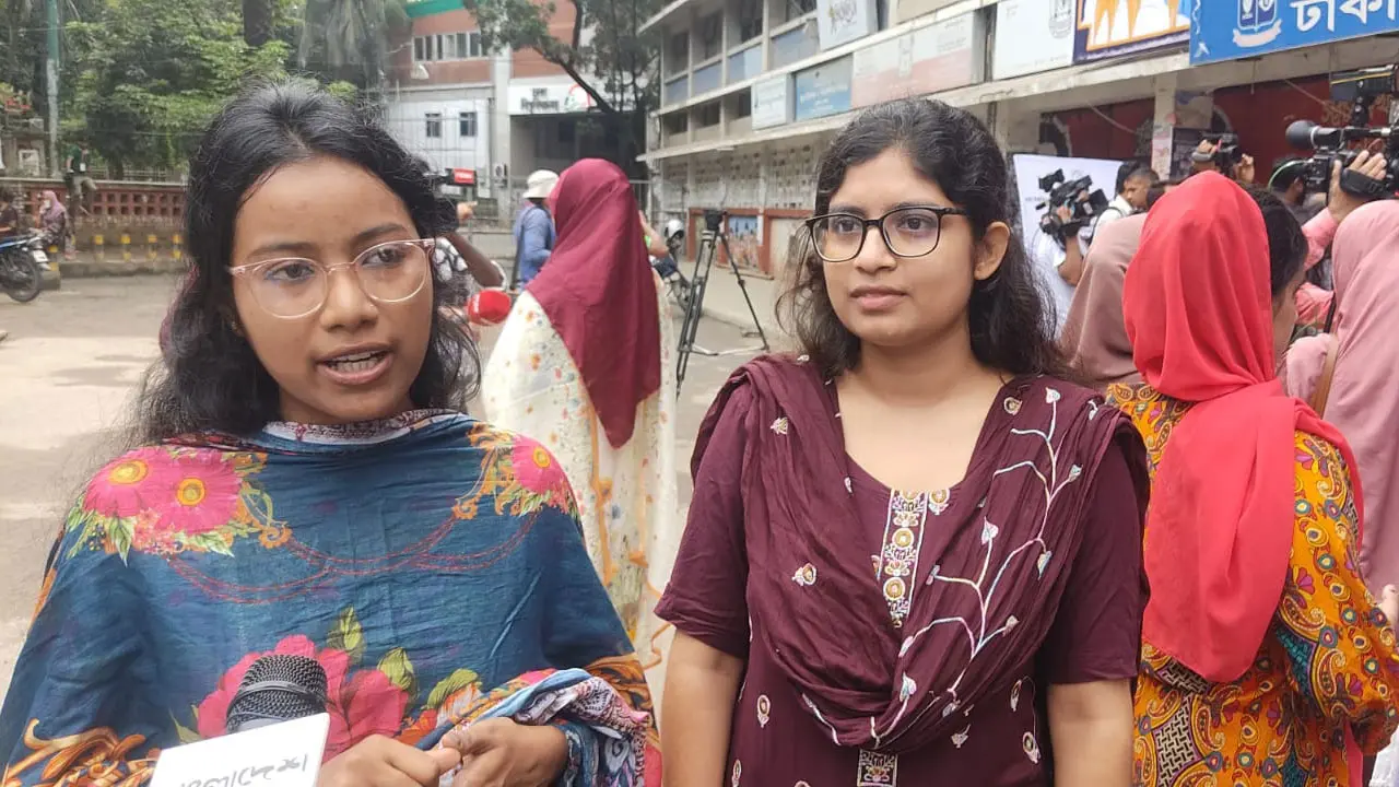 শিক্ষার্থীদের মধ্যে উচ্ছ্বাস, ভোটাধিকার প্রয়োগে ইতিবাচক সাড়া