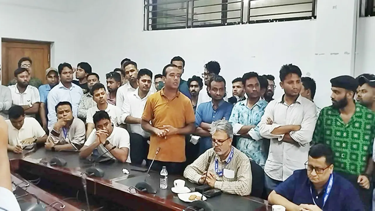 সিনেট ভবনে মিটিংয়ে ঢুকে পড়ল ছাত্রদল, ‘জামায়াতি প্রশাসন’ বলে স্লোগান