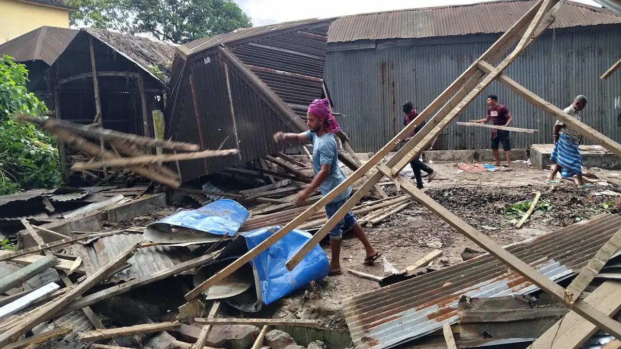৯০ বছর পর বেদখল থাকা জমি বুঝে পেল মুকসুদপুর থানা পুলিশ
