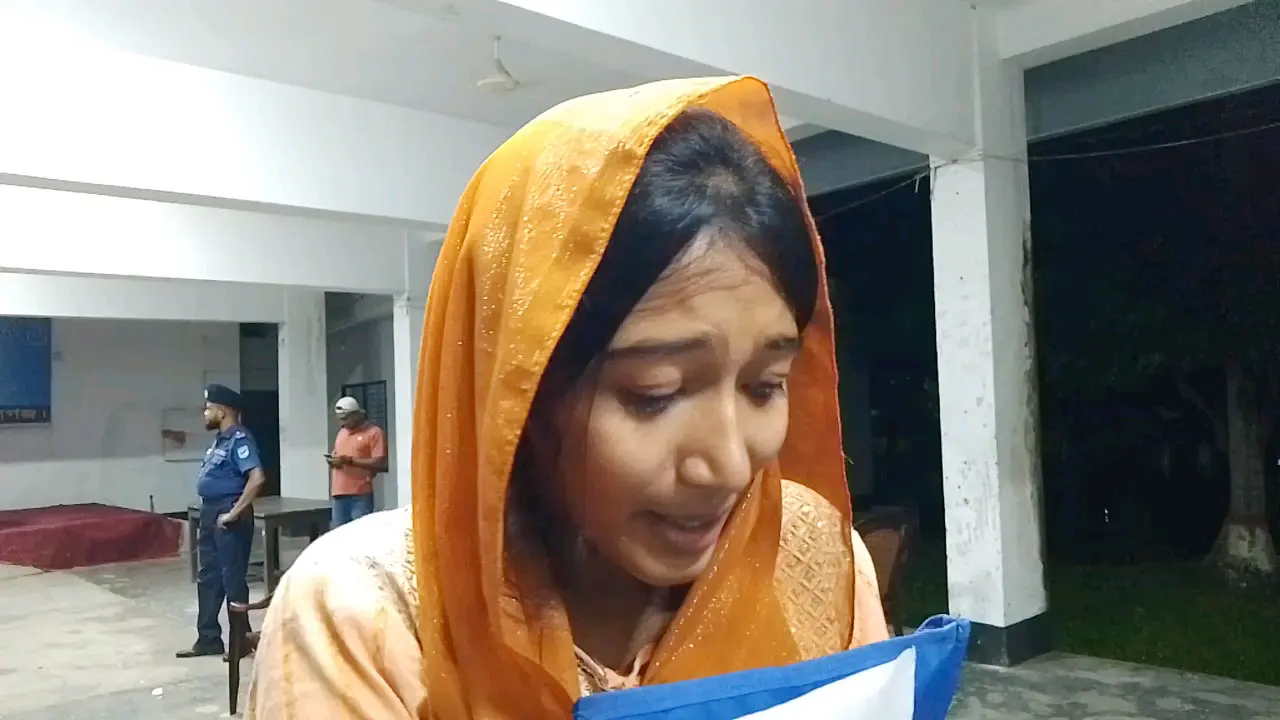 পুলিশে চাকরি পেয়ে কান্নায় ভেঙে পড়লেন তরুণী