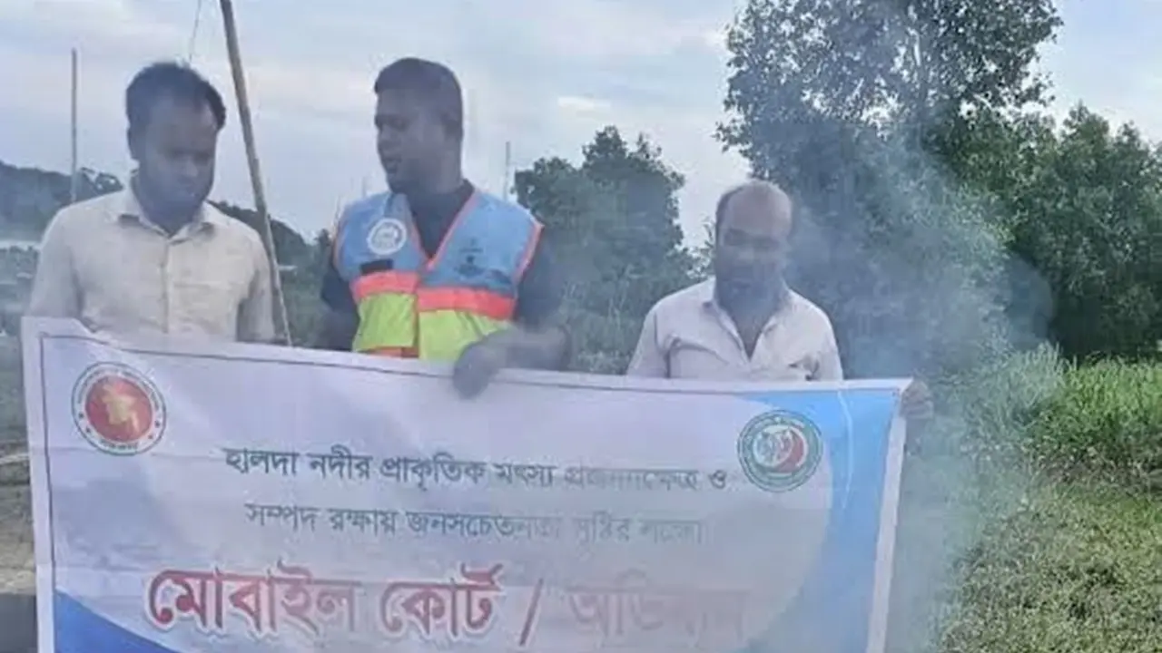 হালদা নদীতে অভিযান : জব্দের পর ২ লাখ টাকার জালে আগুন