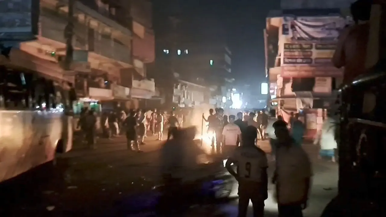 মাদ্রাসার সামনে অশোভন অঙ্গভঙ্গি, হাটহাজারীতে উত্তেজনা
