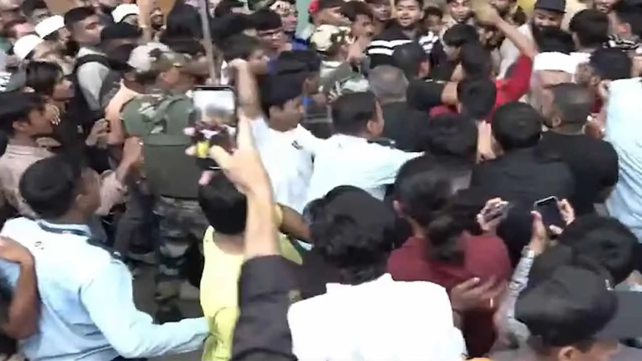 আইফোন ১৭ কেনা নিয়ে ভারতে অ্যাপল স্টোরে ব্যাপক ধাক্কাধাক্কি, মারামারি