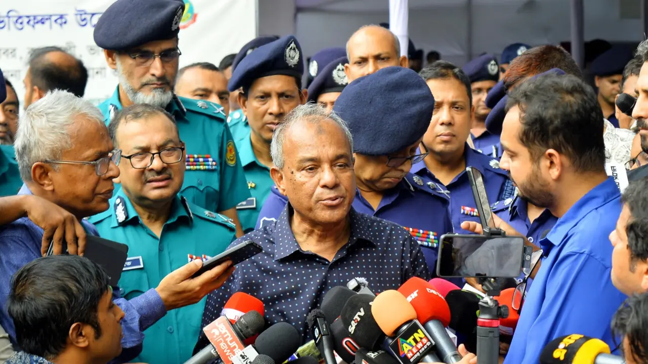 পুলিশের কর্মপরিবেশ উন্নয়নে সরকার কাজ করছে : স্বরাষ্ট্র উপদেষ্টা