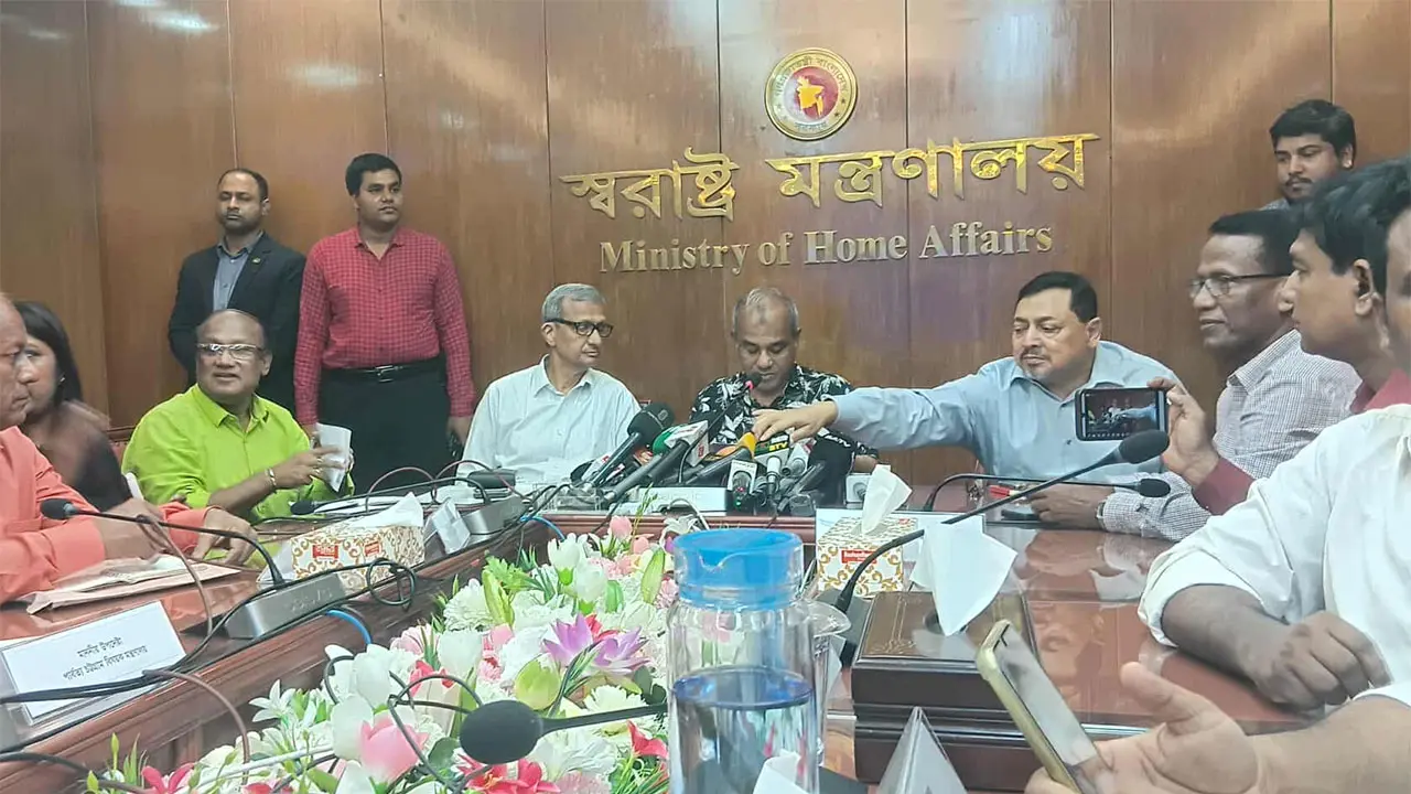 ডাকসু জাতীয় নির্বাচনের মডেল হিসেবে কাজ করবে : স্বরাষ্ট্র উপদেষ্টা
