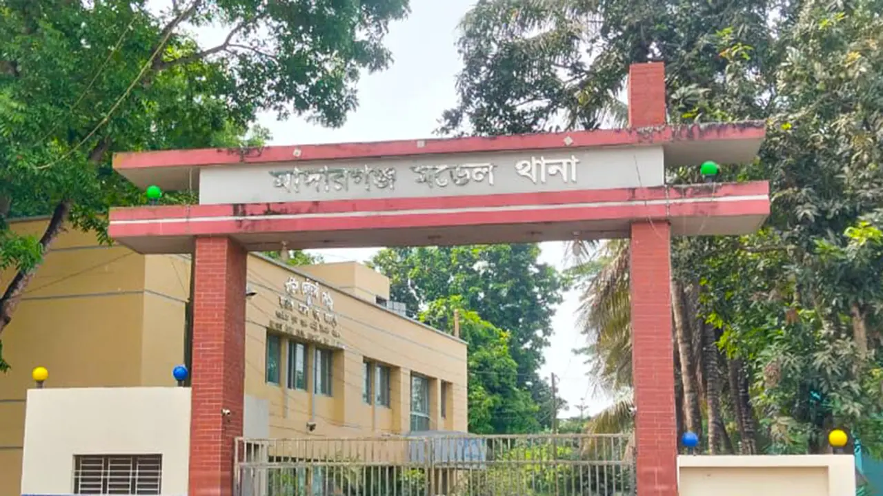 প্রবাসীর স্ত্রীর সঙ্গে শ্রমিক দল নেতার আপত্তিকর ভিডিও ভাইরাল