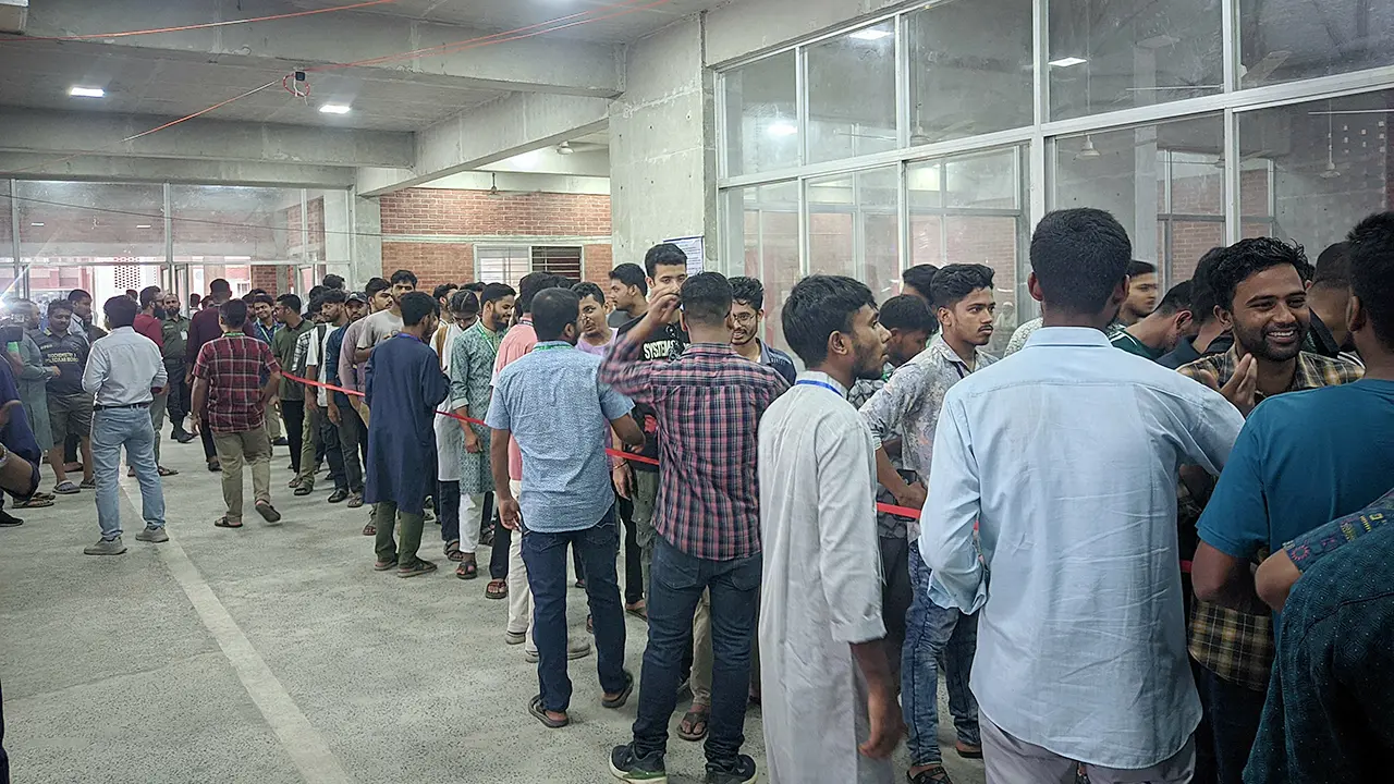 ভোট দেওয়ার পর আঙুলে কালি না দেওয়ার অভিযোগ