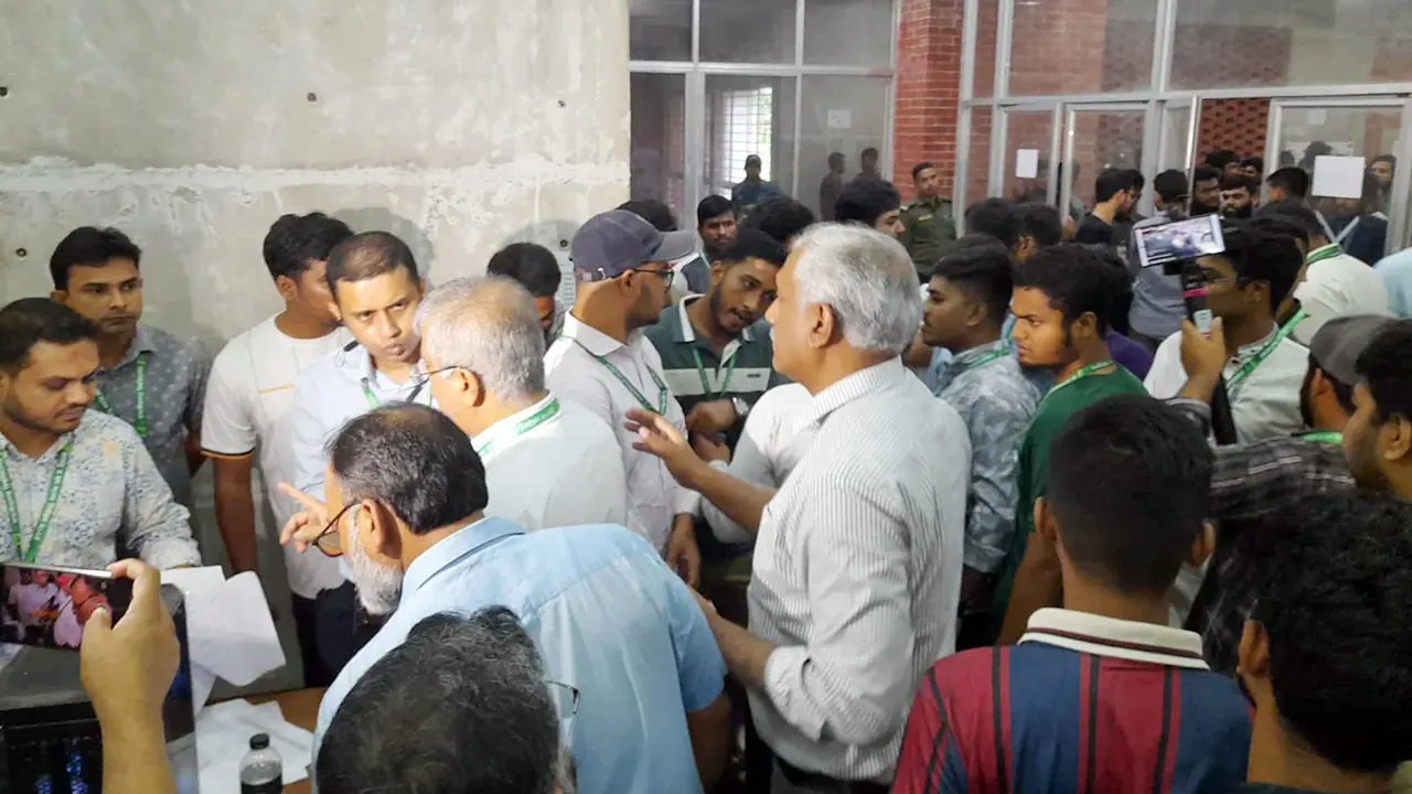 জাকসু নির্বাচন: তাজউদ্দিন হলে পৌনে এক ঘণ্টা ভোটগ্রহণ বন্ধ