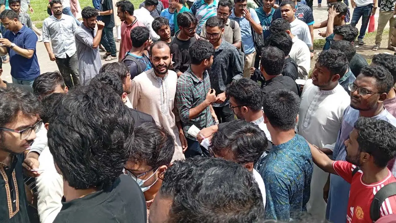 কার্জন হলে ভোটাররা ভোগান্তিতে, দেখার কেউ নেই 