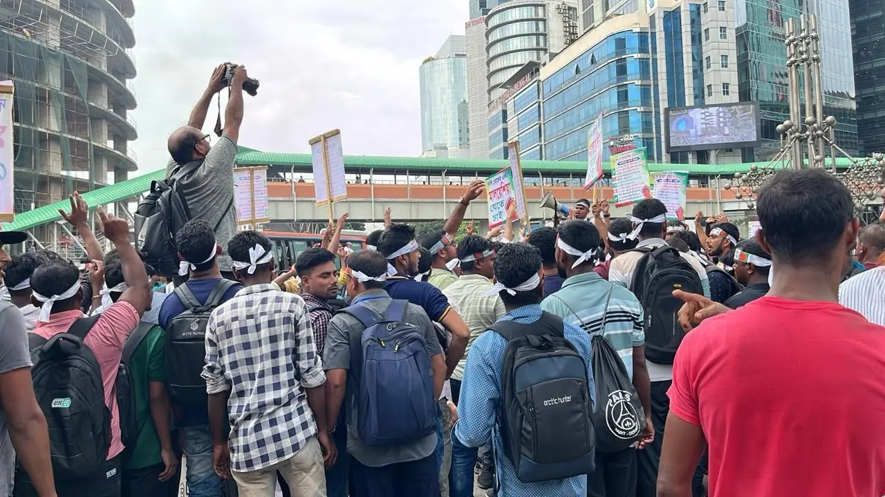 কারওয়ান বাজারে মালয়েশিয়া গমনেচ্ছুদের বিক্ষোভ, সড়কে যান চলাচল ব্যাহত