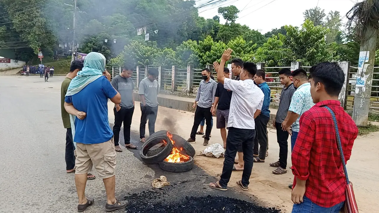 খাগড়াছড়িতে সড়ক অবরোধ, সাজেকে আটকা হাজারো পর্যটক