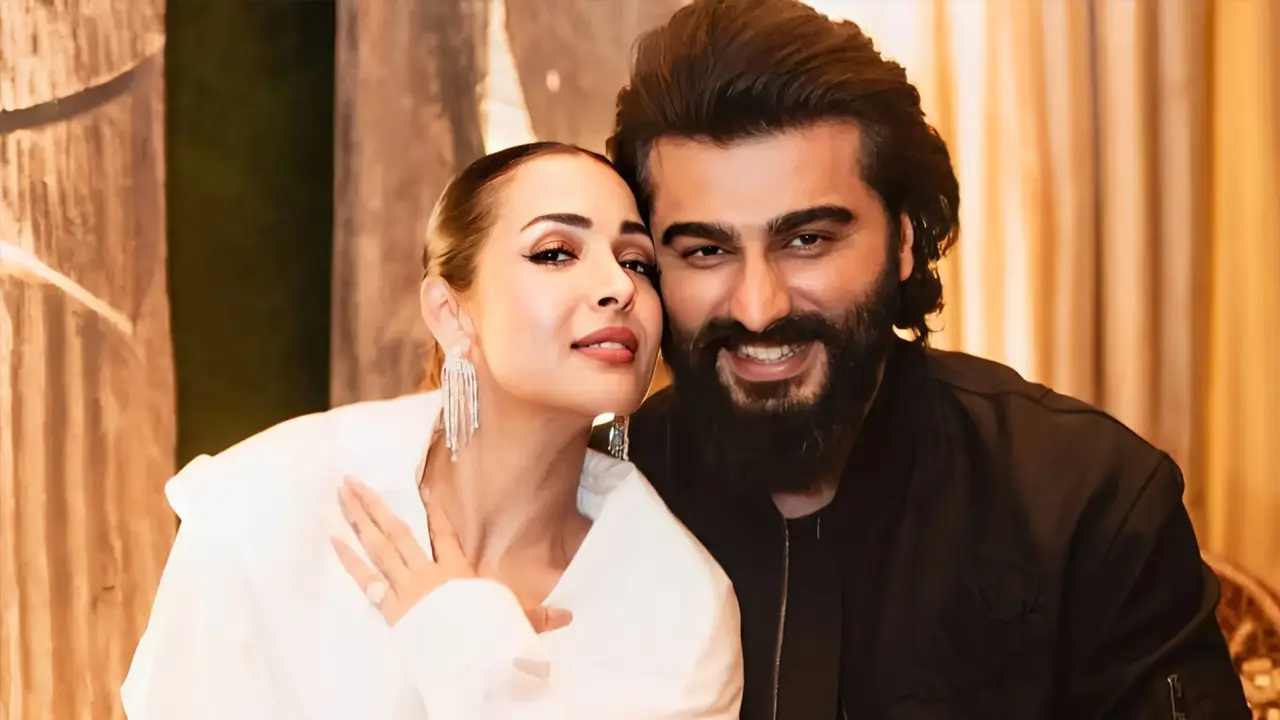 সিনেমার প্রচারে গিয়ে প্রাক্তনকে জড়িয়ে ধরলেন মালাইকা