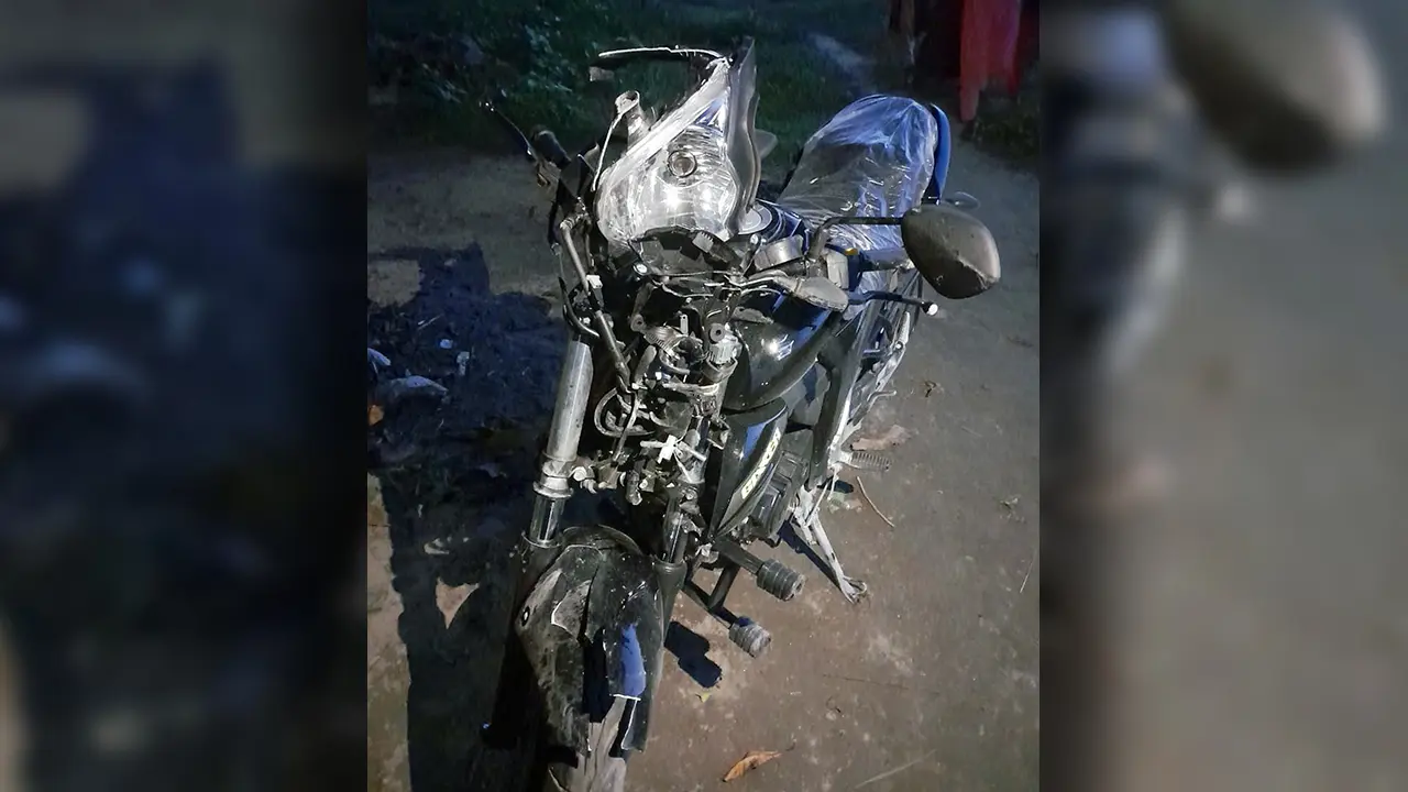 নতুন মোটরসাইকেল নিয়ে ঘুরতে বেরিয়ে খুঁটির সঙ্গে ধাক্কা, ২ বন্ধু নিহত