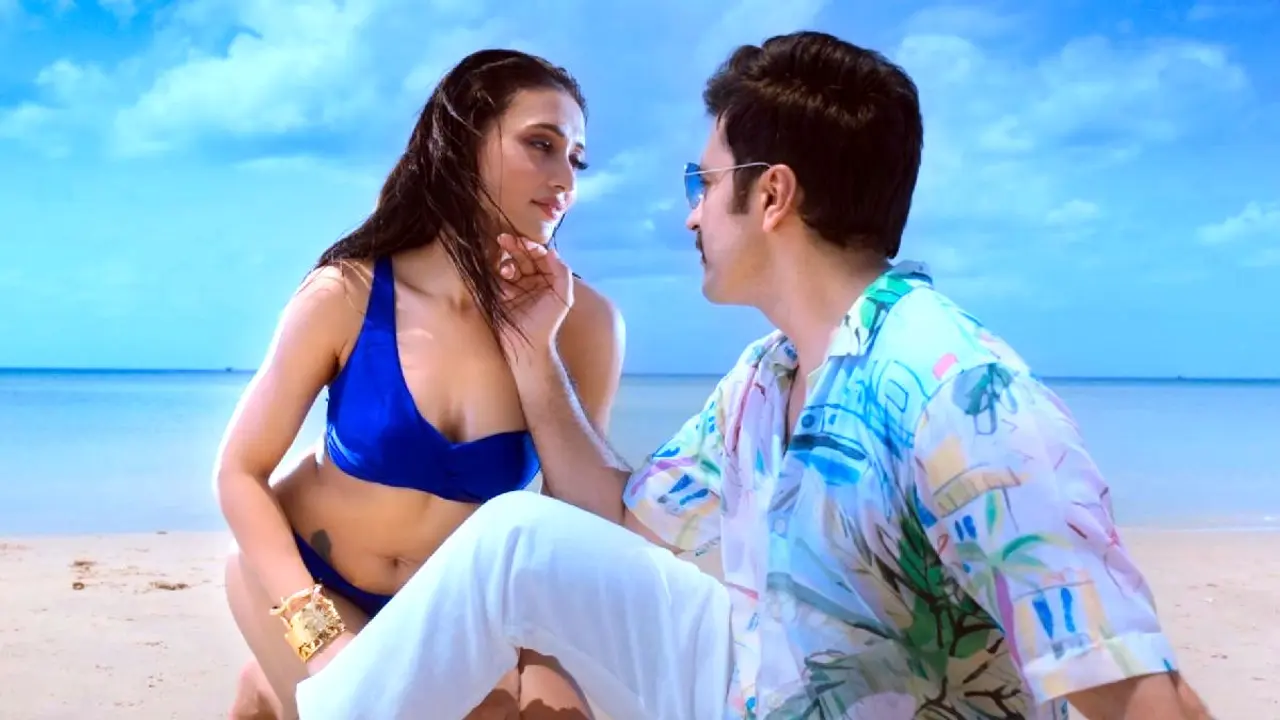 নীল বিকিনিতে সমুদ্রপাড়ে ঝড় তুললেন মিমি