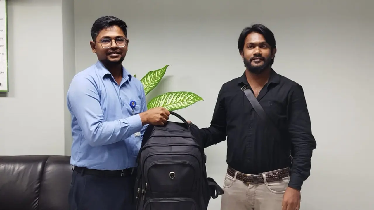 চট্টগ্রাম বিমানবন্দরে হারানো ব্যাগ ফেরত পেলেন ইন্দোনেশিয়ান নাগরিক