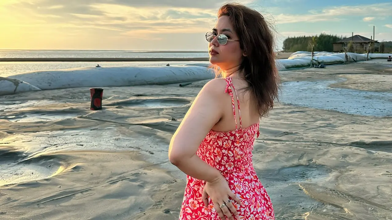 সাগর পাড়ে মোহনীয় লুকে ভাবনা
