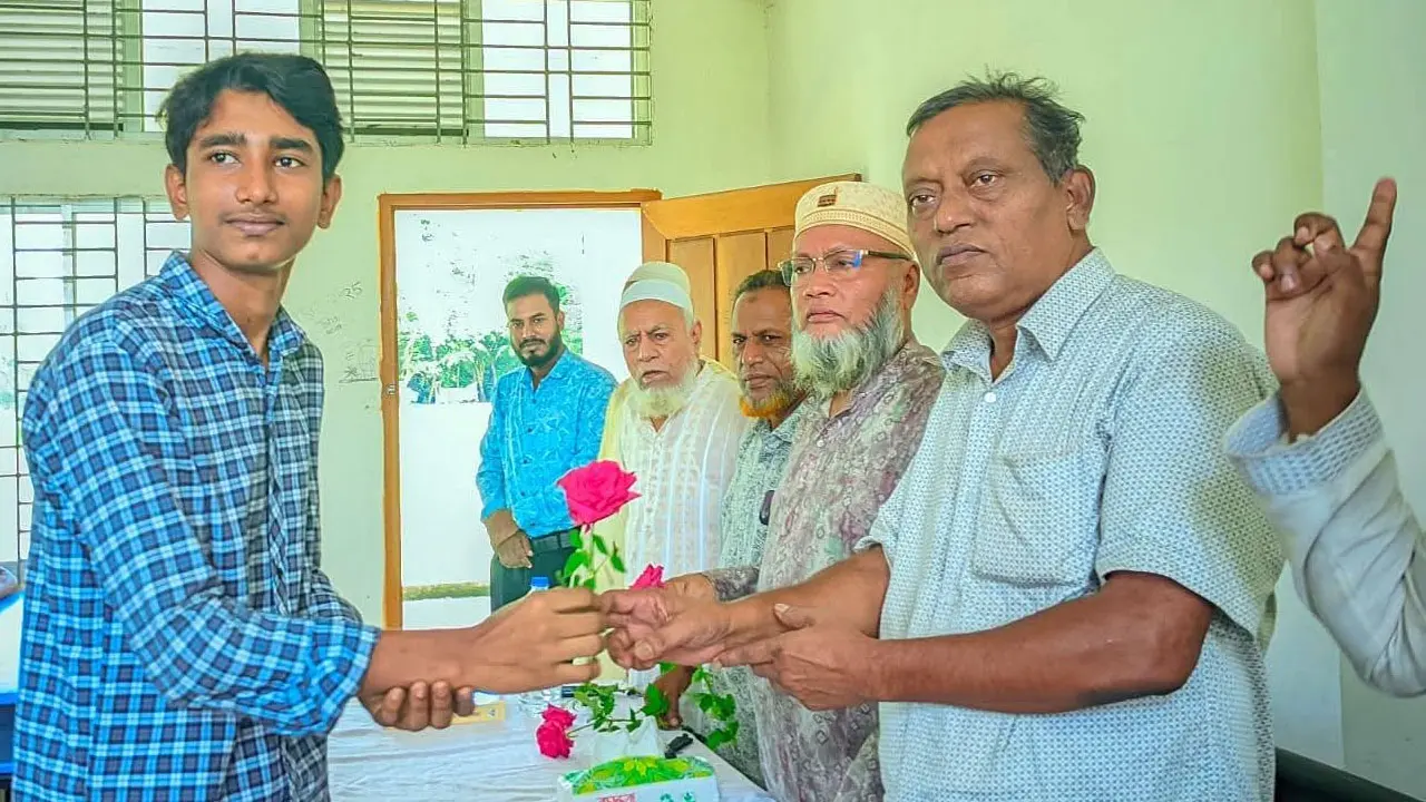 নবীনবরণ অনুষ্ঠান থেকে শিবির নেতাকে বের করে দিলেন বিএনপি নেতা