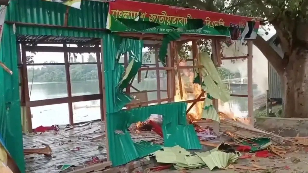 পাবনায় ঘাটের নিয়ন্ত্রণ নিয়ে সংঘর্ষ-গোলাগুলি, বিএনপির কার্যালয়ে আগুন