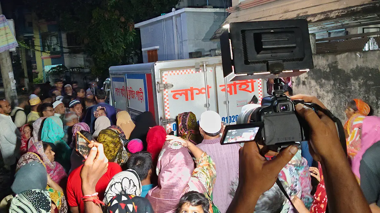 পাবনায় পৌঁছেছে জাবি শিক্ষিকা মৌমিতার মরদেহ