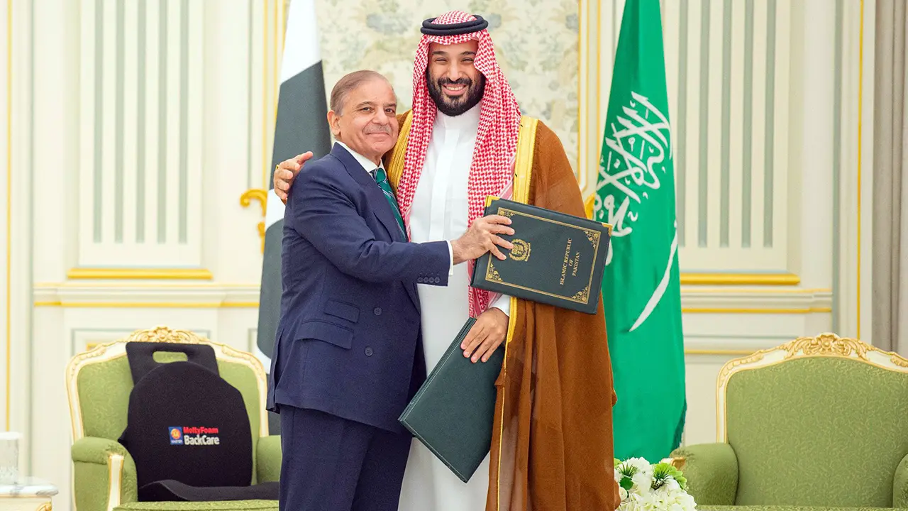 পারমাণবিক শক্তিধর পাকিস্তানের সঙ্গে সৌদির প্রতিরক্ষা চুক্তি স্বাক্ষর