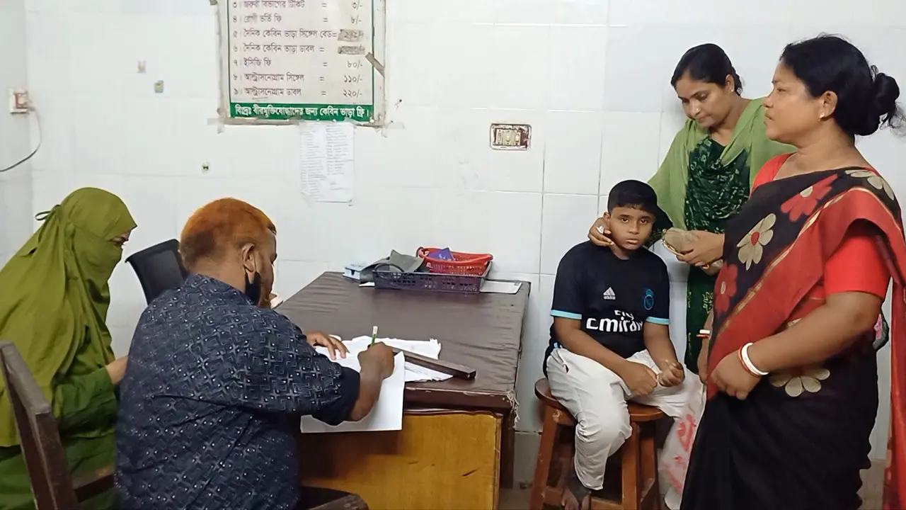 জরুরি বিভাগে নেই ডাক্তার, ওয়ার্ড বয়ের হাতে সেলাই!