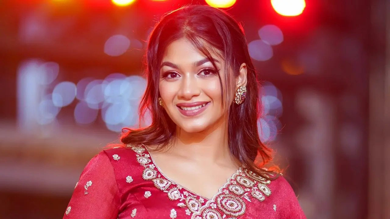 শাড়িতে নেটিজেনদের প্রশংসায় ভাসছেন পারসা ইভানা