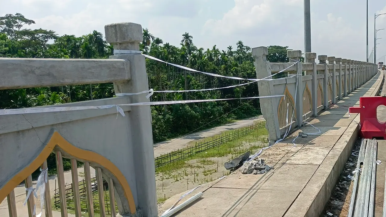 পিরোজপুরে পিকআপের ধাক্কায় বেকুটিয়া সেতুর রেলিং বিধ্বস্ত