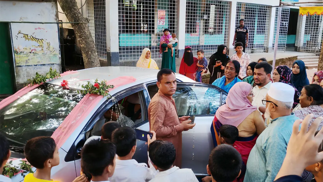 তিন দশক শিক্ষাজীবন শেষে প্রধান শিক্ষককে গ্রামবাসীর ব্যতিক্রমী সংবর্ধনা