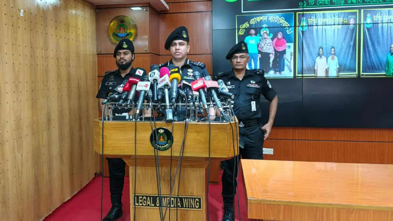 ৪০-৫০ জন ডাকাত স্পিডবোটে এসে অতর্কিত হামলা করে পুলিশ ক্যাম্পে