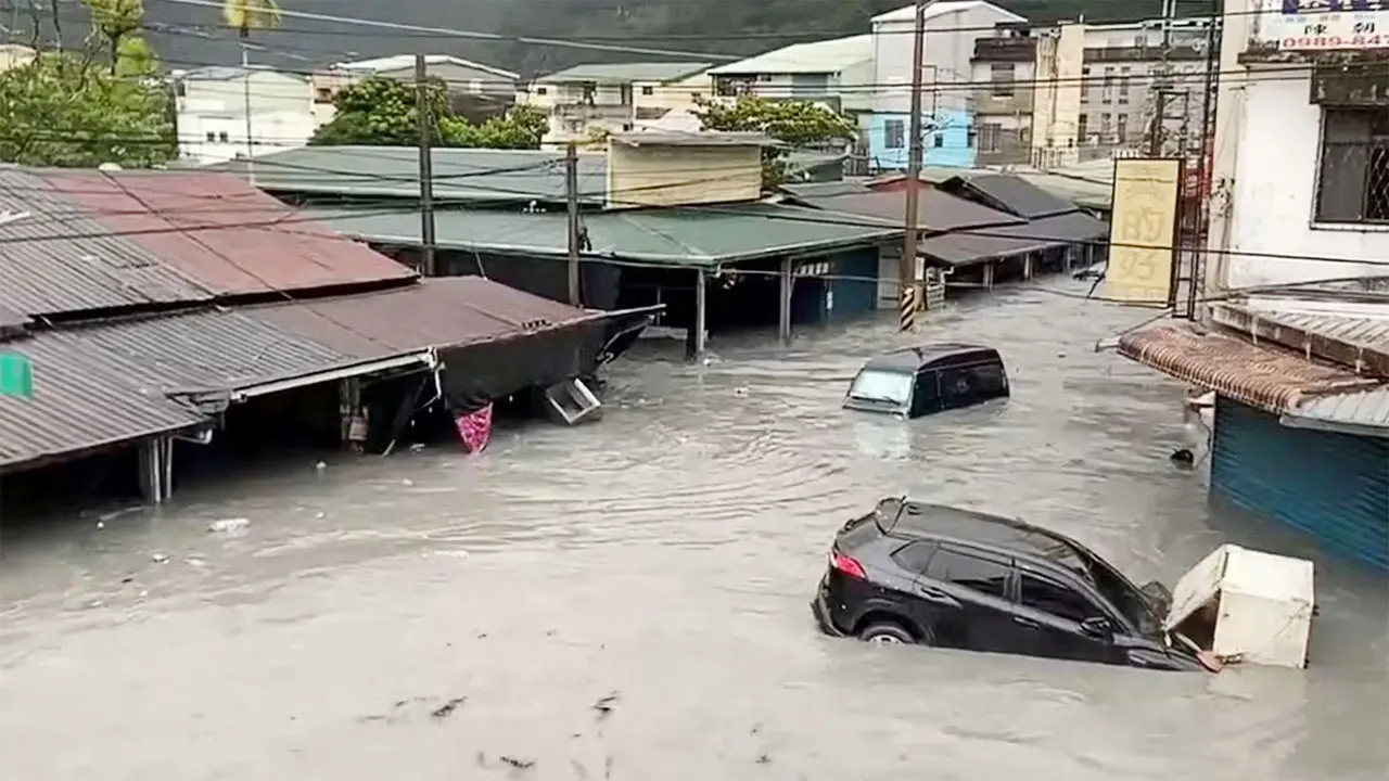 সুপার টাইফুন রাগাসার আঘাতে তাইওয়ানে নিহত ১৪, নিখোঁজ ১২৪