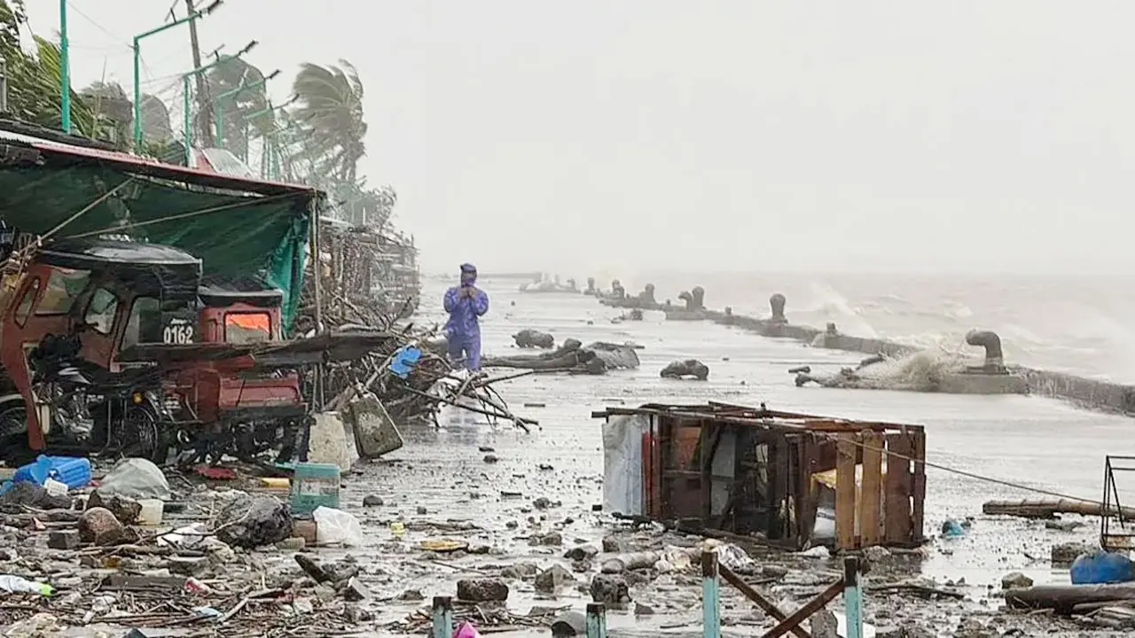 ফিলিপাইনের উপকূলে আছড়ে পড়ল সুপারটাইফুন রাগাসা