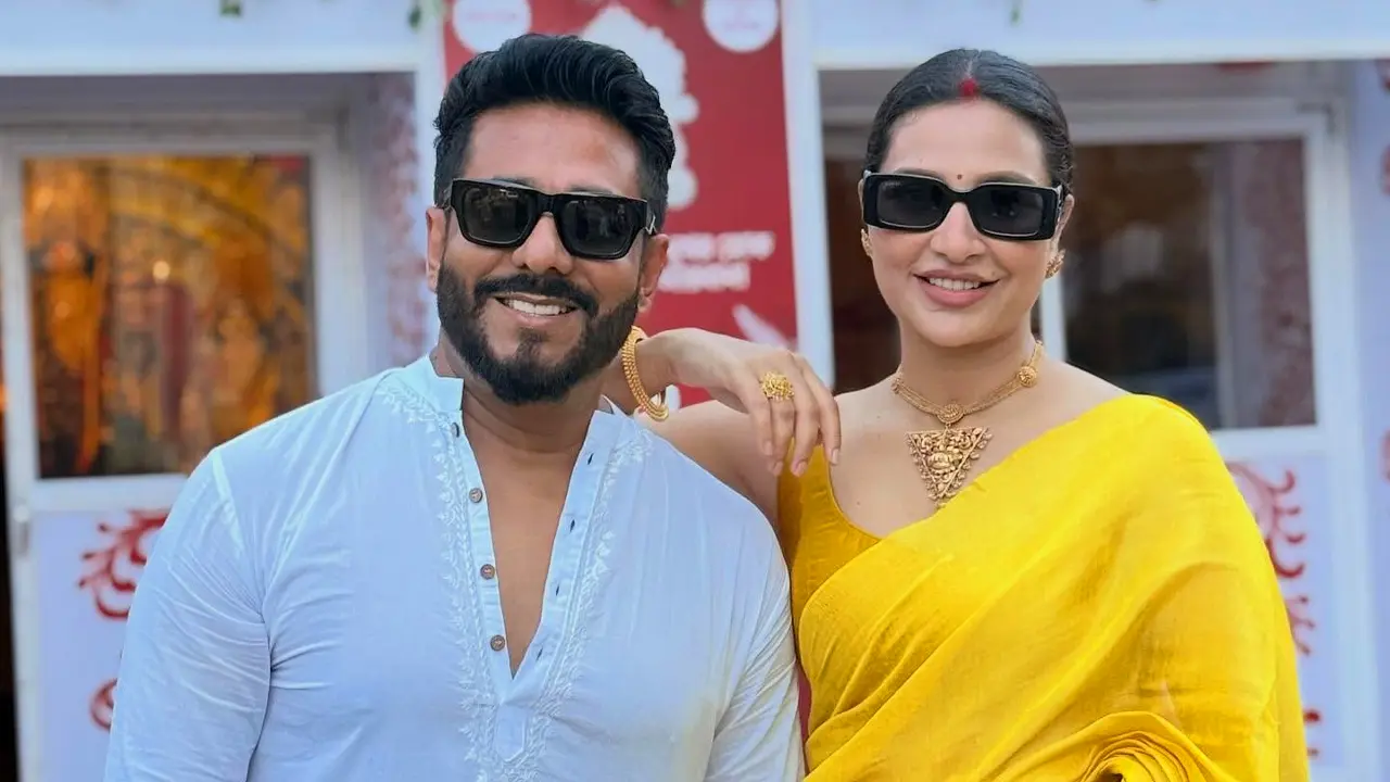 সন্তানদের নিয়ে পূজার আনন্দে মাতলেন রাজ-শুভশ্রী