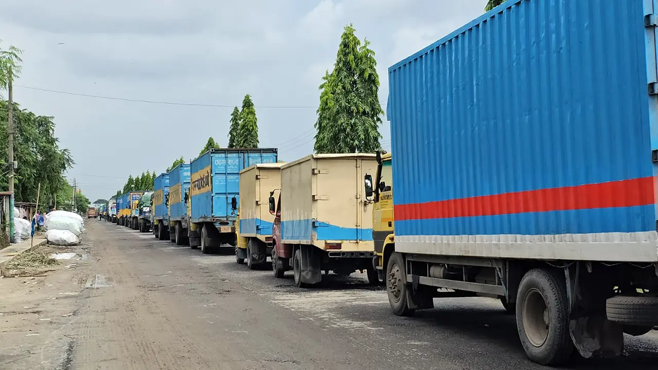 দৌলতদিয়ায় ঘাট সংকট, নদী পারের অপেক্ষায় কয়েকশ যানবাহন