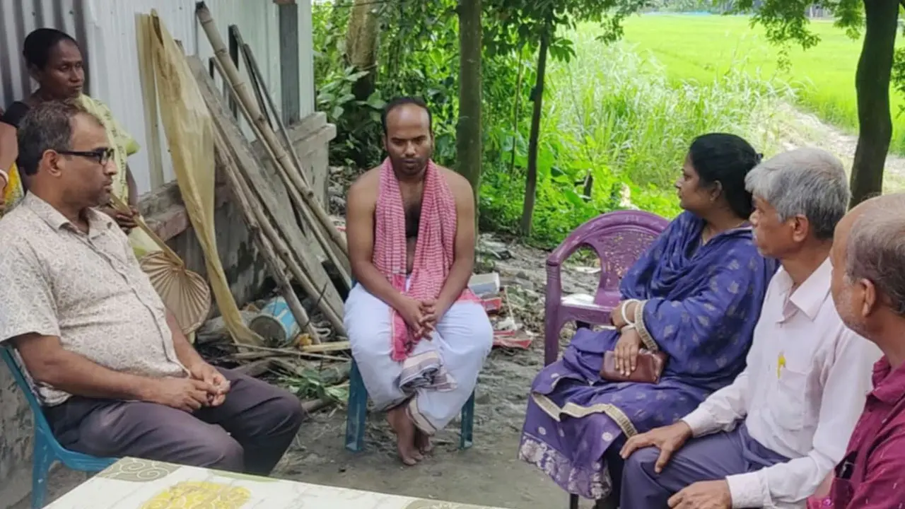 স্ত্রী-সন্তানকে হারিয়ে পাগলপ্রায় সমির মণ্ডল