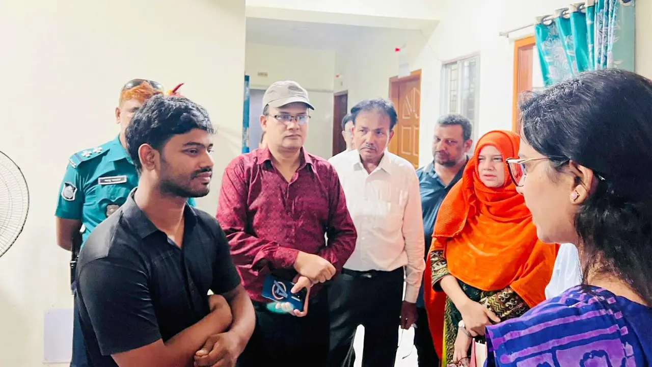হাসপাতালে অভিযান, টয়লেটে লুকান ভুয়া ডাক্তার, বোরকা পরে পালানোর চেষ্টা